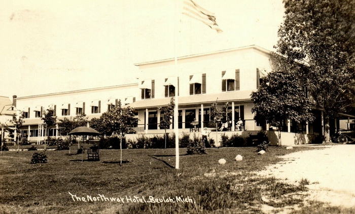 Northway Hotel (Northway Inn) - Old Postcard (newer photo)